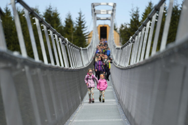 Ponte pedonale sospeso piu lungo del mondo in una località di montagna a Dolni Morava