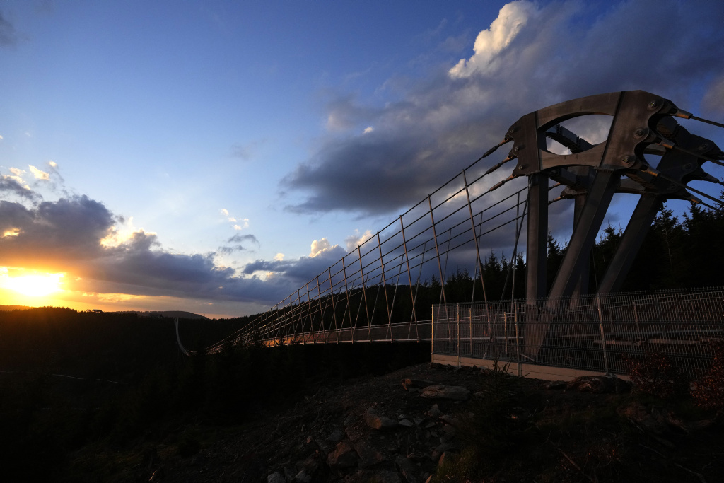 Ponte pedonale sospeso piu lungo del mondo in una località di montagna a Dolni Morava