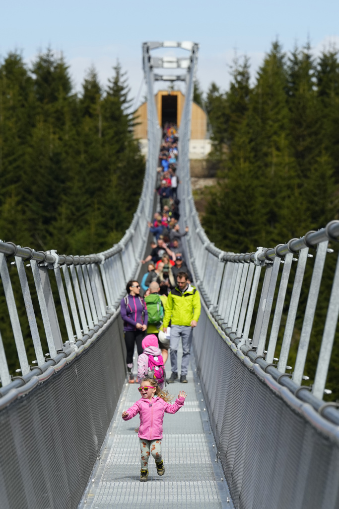 Ponte pedonale sospeso piu lungo del mondo in una località di montagna a Dolni Morava