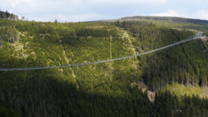 Ponte pedonale sospeso piu lungo del mondo in una località di montagna a Dolni Morava