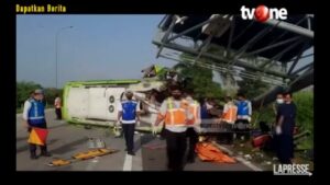 Indonesia, tragedia a Giava: bus turistico fuori strada, 14 morti