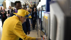 La regina Elisabetta all’inaugurazione della Metropolitana di Londra –  FOTOGALLERY