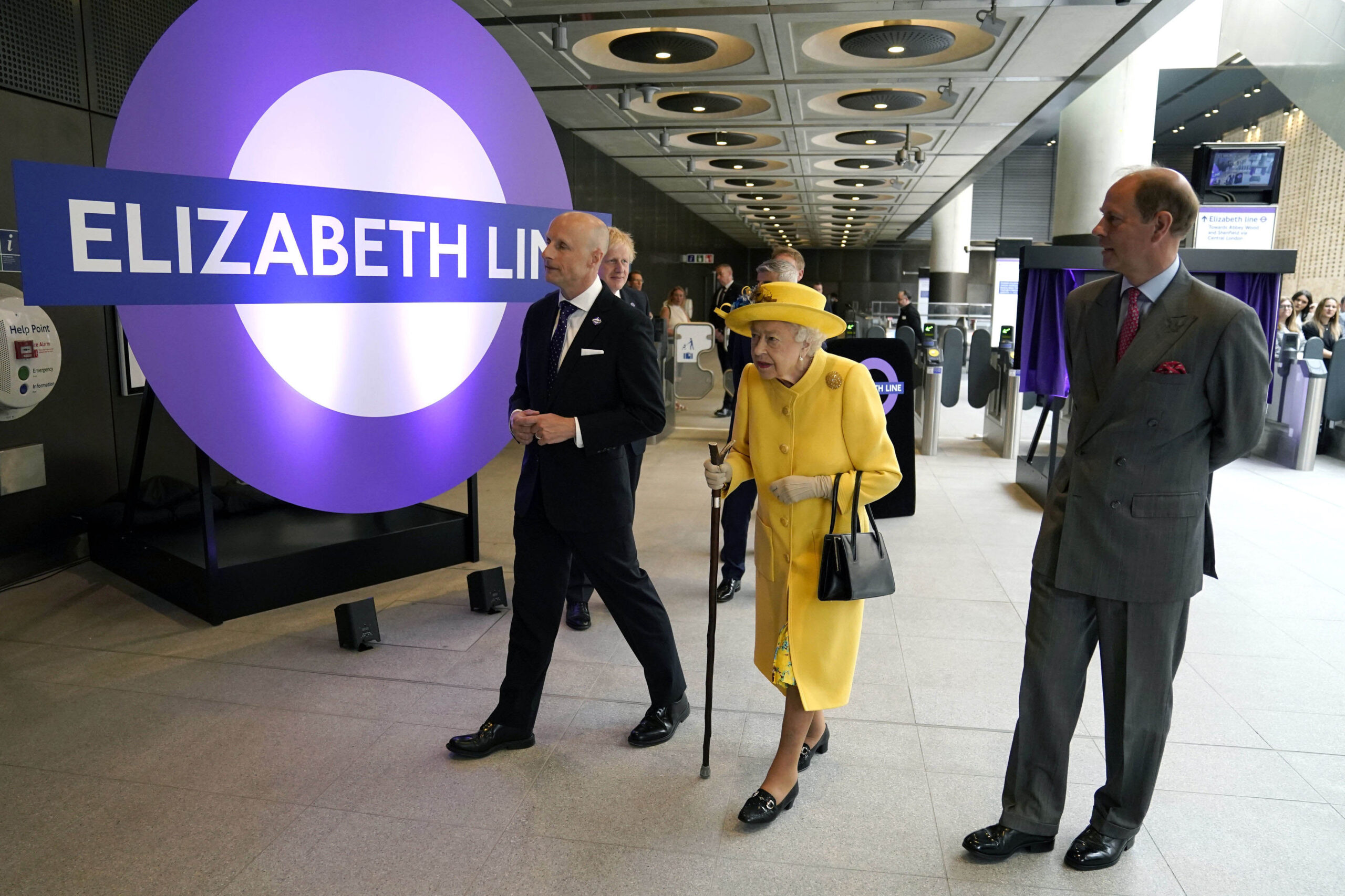 La regina Elisabetta all’inaugurazione della Metropolitana di Londra –  FOTOGALLERY