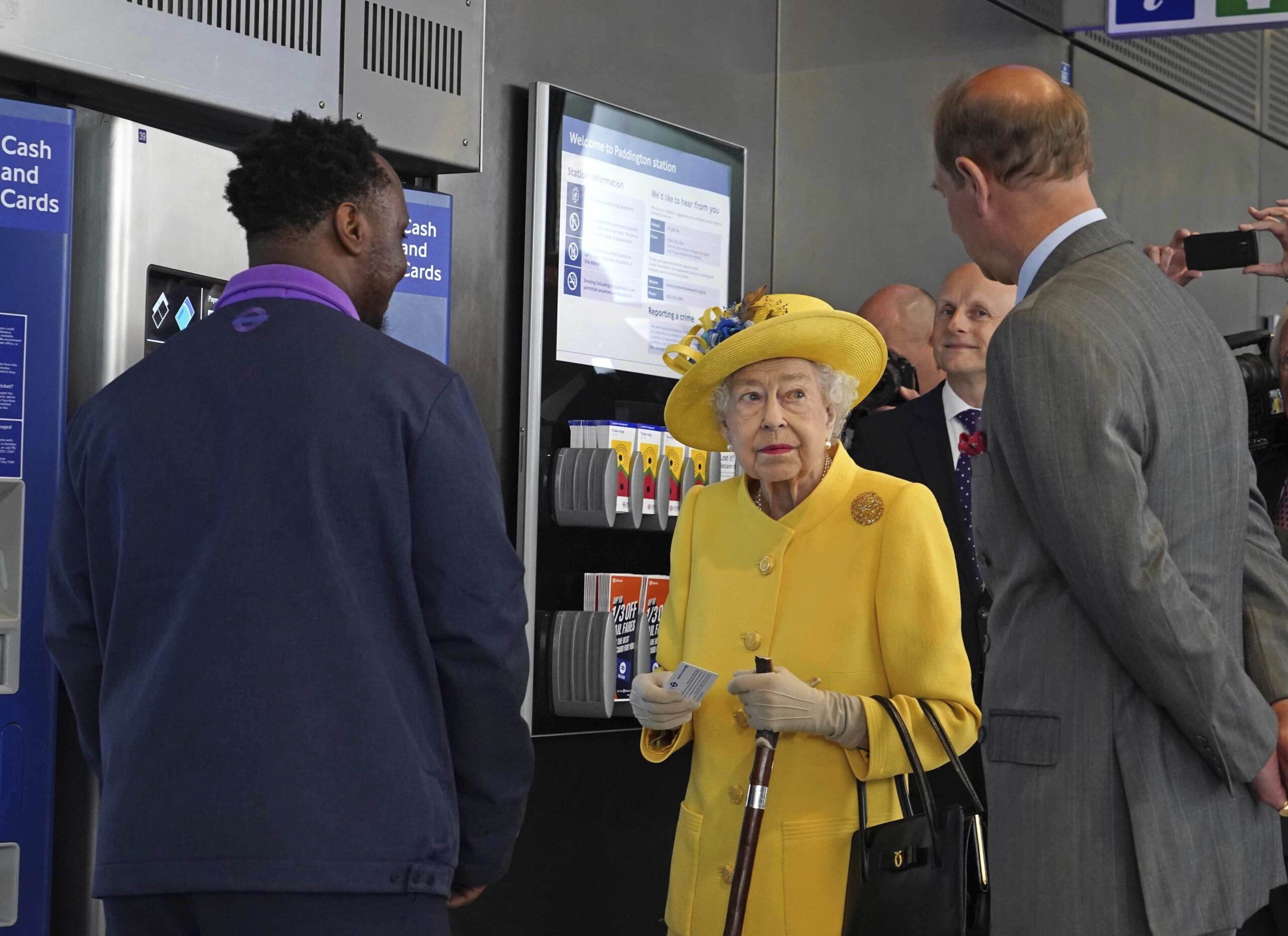 La regina Elisabetta all’inaugurazione della Metropolitana di Londra –  FOTOGALLERY