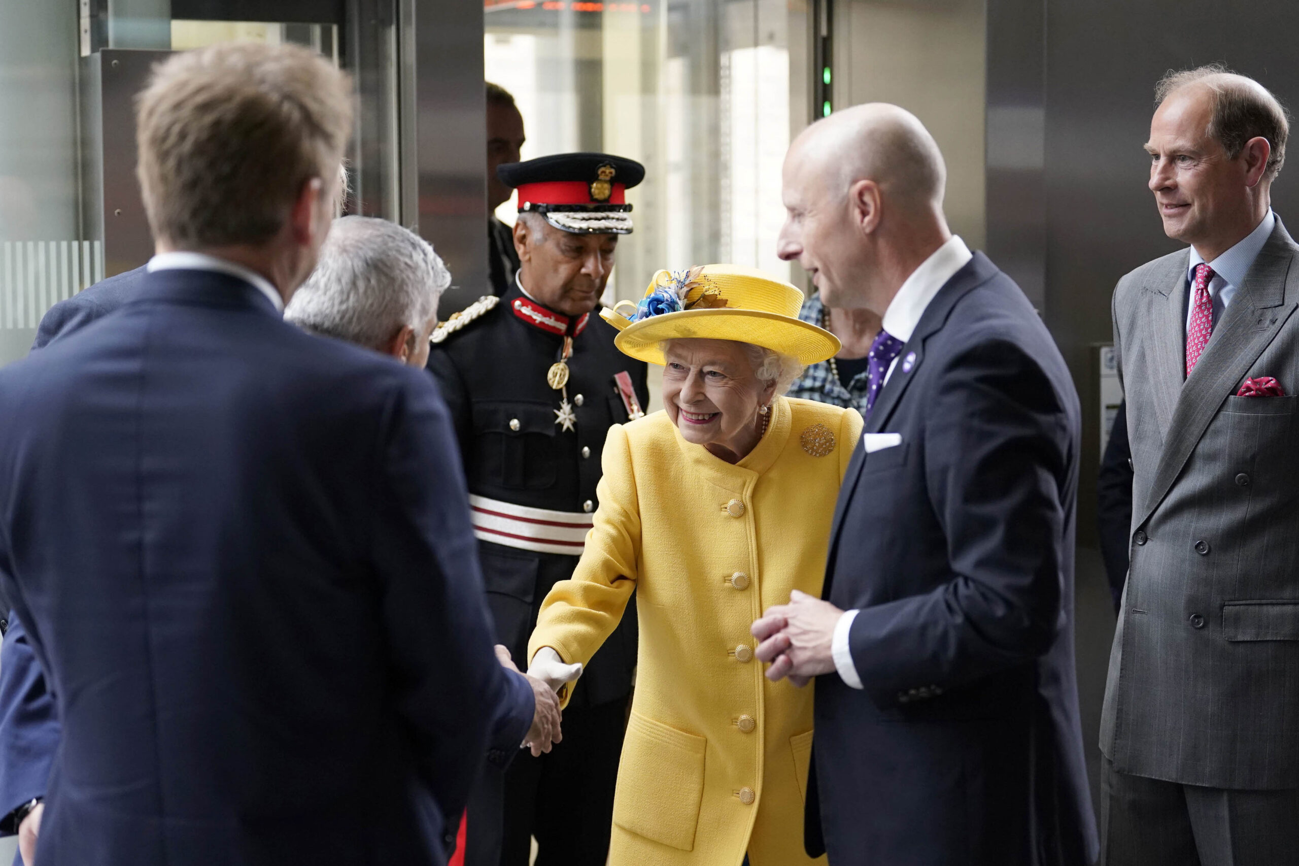 La regina Elisabetta all’inaugurazione della Metropolitana di Londra –  FOTOGALLERY