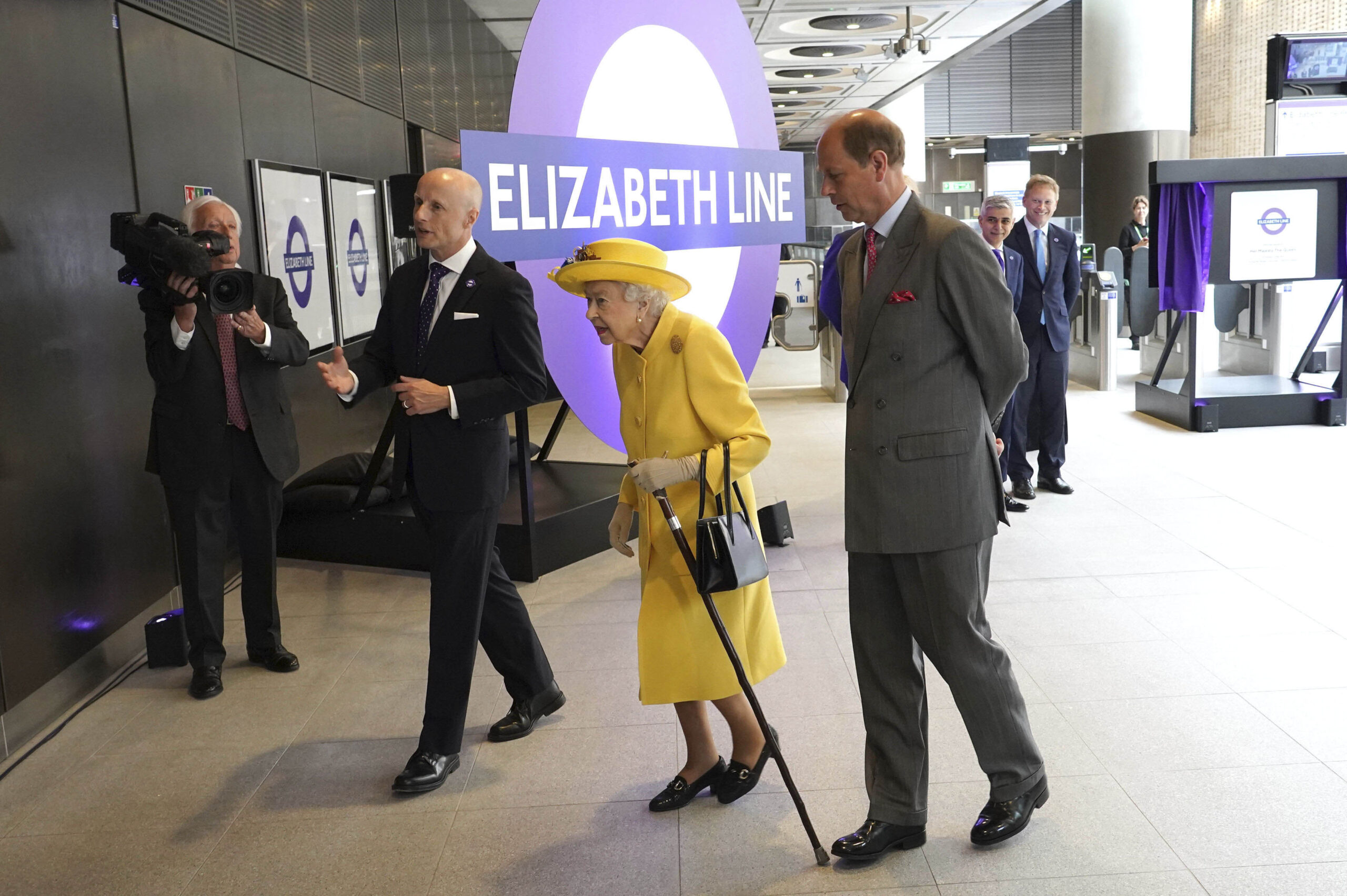 La regina Elisabetta all’inaugurazione della Metropolitana di Londra –  FOTOGALLERY