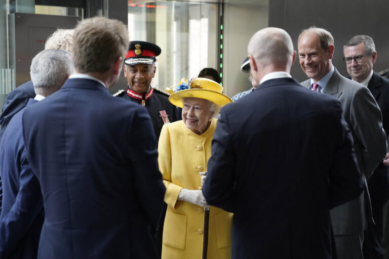 La regina Elisabetta all’inaugurazione della Metropolitana di Londra –  FOTOGALLERY