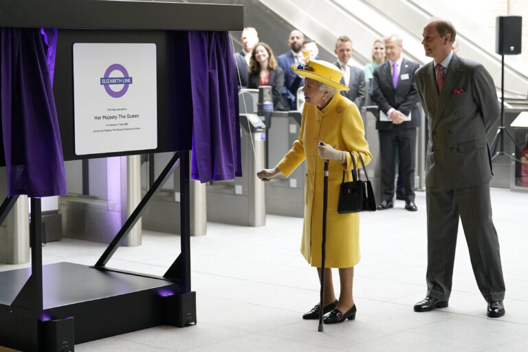 La regina Elisabetta all’inaugurazione della Metropolitana di Londra –  FOTOGALLERY