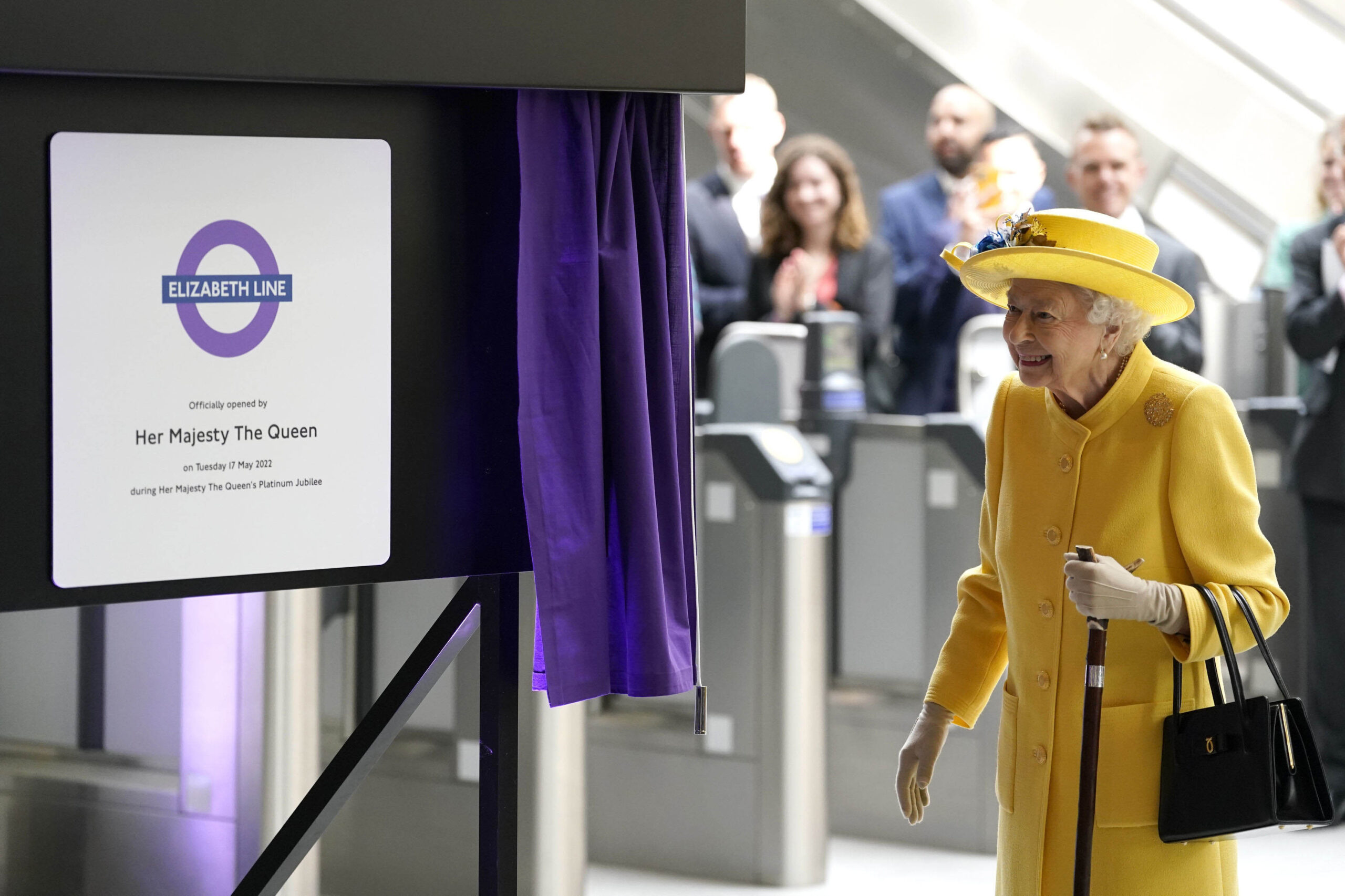 La regina Elisabetta all’inaugurazione della Metropolitana di Londra –  FOTOGALLERY