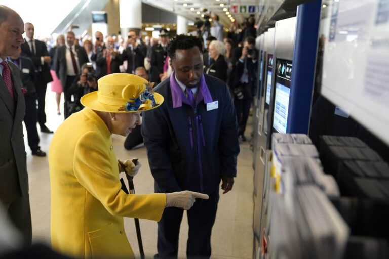 La regina Elisabetta all’inaugurazione della Metropolitana di Londra –  FOTOGALLERY