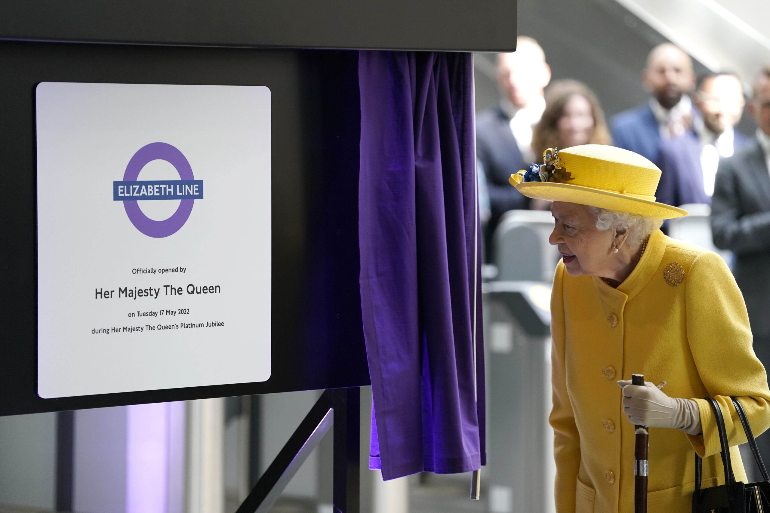 La regina Elisabetta all’inaugurazione della Metropolitana di Londra –  FOTOGALLERY