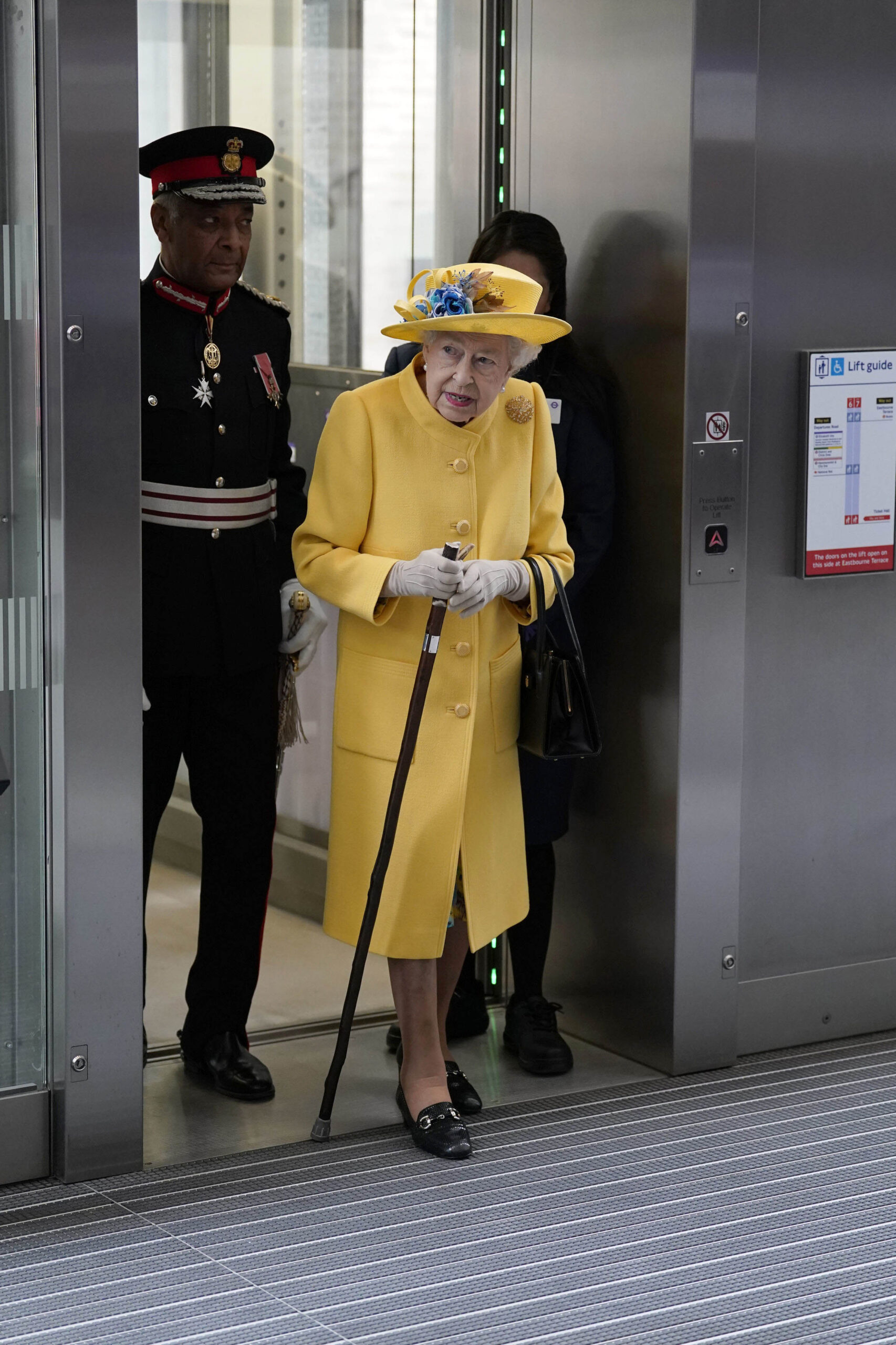 La regina Elisabetta all’inaugurazione della Metropolitana di Londra –  FOTOGALLERY