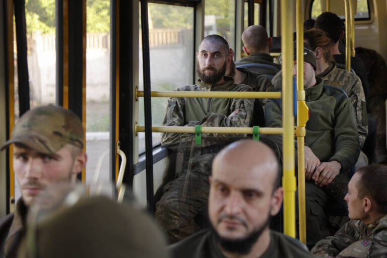 I soldati ucraini lasciano Azovstal,  le immagini da Mariupol – FOTOGALLERY