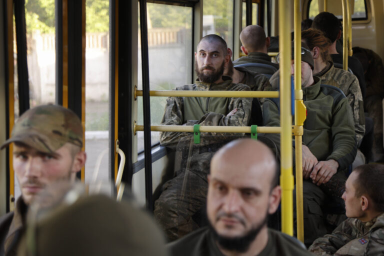 I soldati ucraini lasciano Azovstal,  le immagini da Mariupol – FOTOGALLERY