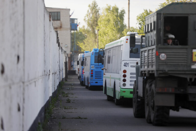 I soldati ucraini lasciano Azovstal,  le immagini da Mariupol – FOTOGALLERY