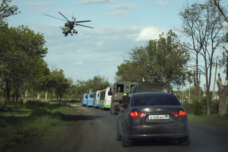 I soldati ucraini lasciano Azovstal,  le immagini da Mariupol – FOTOGALLERY