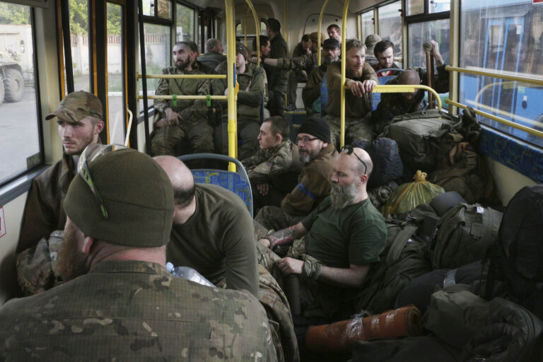 I soldati ucraini lasciano Azovstal,  le immagini da Mariupol – FOTOGALLERY