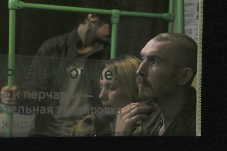 TI soldati ucraini lasciano Azovstal,  le immagini da Mariupol – FOTOGALLERY