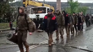 Ucraina, Mosca: “Da lunedì si sono arresi 1730 combattenti Azovstal”