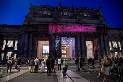 Alla stazione Centrale di Milano “Migrant Child” di Bansky – FOTOGALLERY