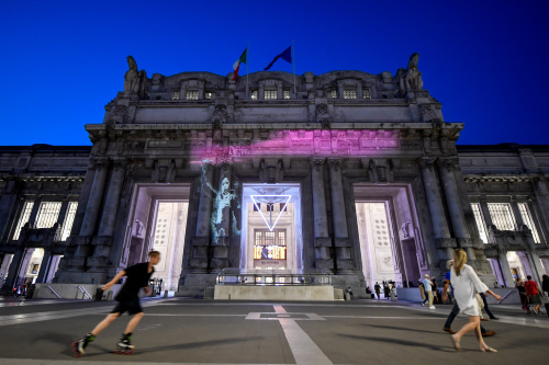 Alla stazione Centrale di Milano “Migrant Child” di Bansky – FOTOGALLERY