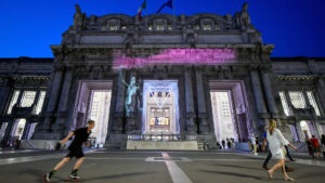 Alla stazione Centrale di Milano “Migrant Child” di Bansky – FOTOGALLERY