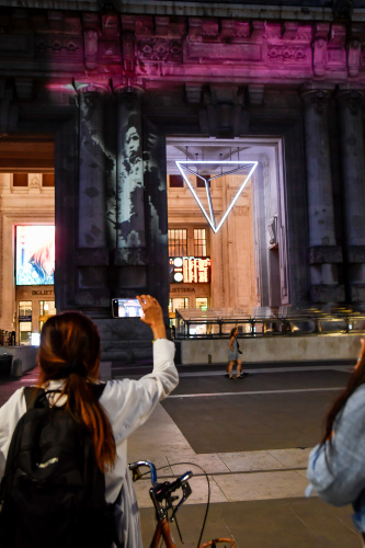 Alla stazione Centrale di Milano “Migrant Child” di Bansky – FOTOGALLERY