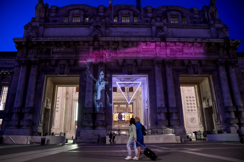 Alla stazione Centrale di Milano “Migrant Child” di Bansky – FOTOGALLERY