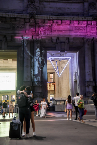 Alla stazione Centrale di Milano “Migrant Child” di Bansky – FOTOGALLERY