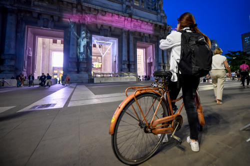 Alla stazione Centrale di Milano “Migrant Child” di Bansky – FOTOGALLERY