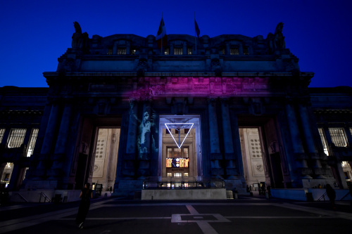 Alla stazione Centrale di Milano “Migrant Child” di Bansky – FOTOGALLERY