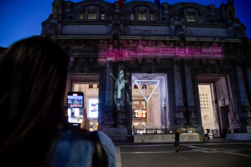 Alla stazione Centrale di Milano “Migrant Child” di Bansky – FOTOGALLERY