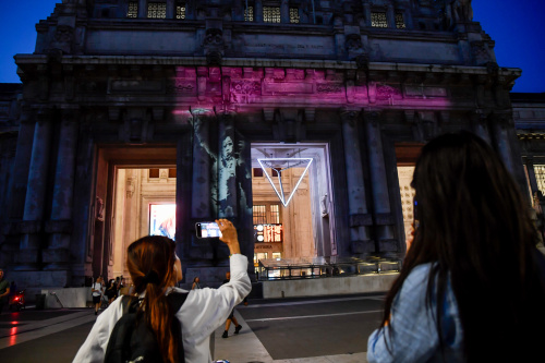 Alla stazione Centrale di Milano “Migrant Child” di Bansky – FOTOGALLERY