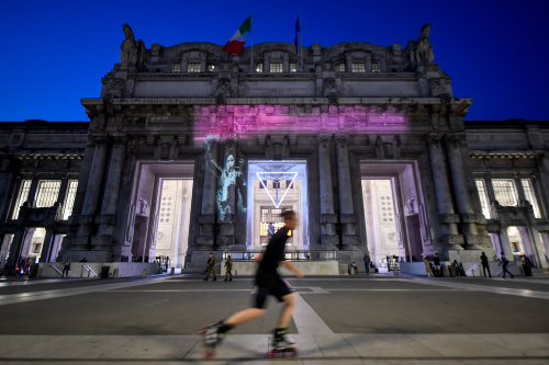 Alla stazione Centrale di Milano “Migrant Child” di Bansky – FOTOGALLERY