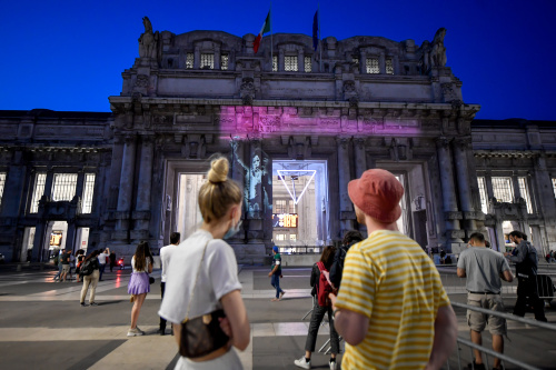 Alla stazione Centrale di Milano “Migrant Child” di Bansky – FOTOGALLERY