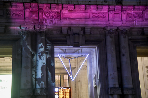 Alla stazione Centrale di Milano “Migrant Child” di Bansky – FOTOGALLERY