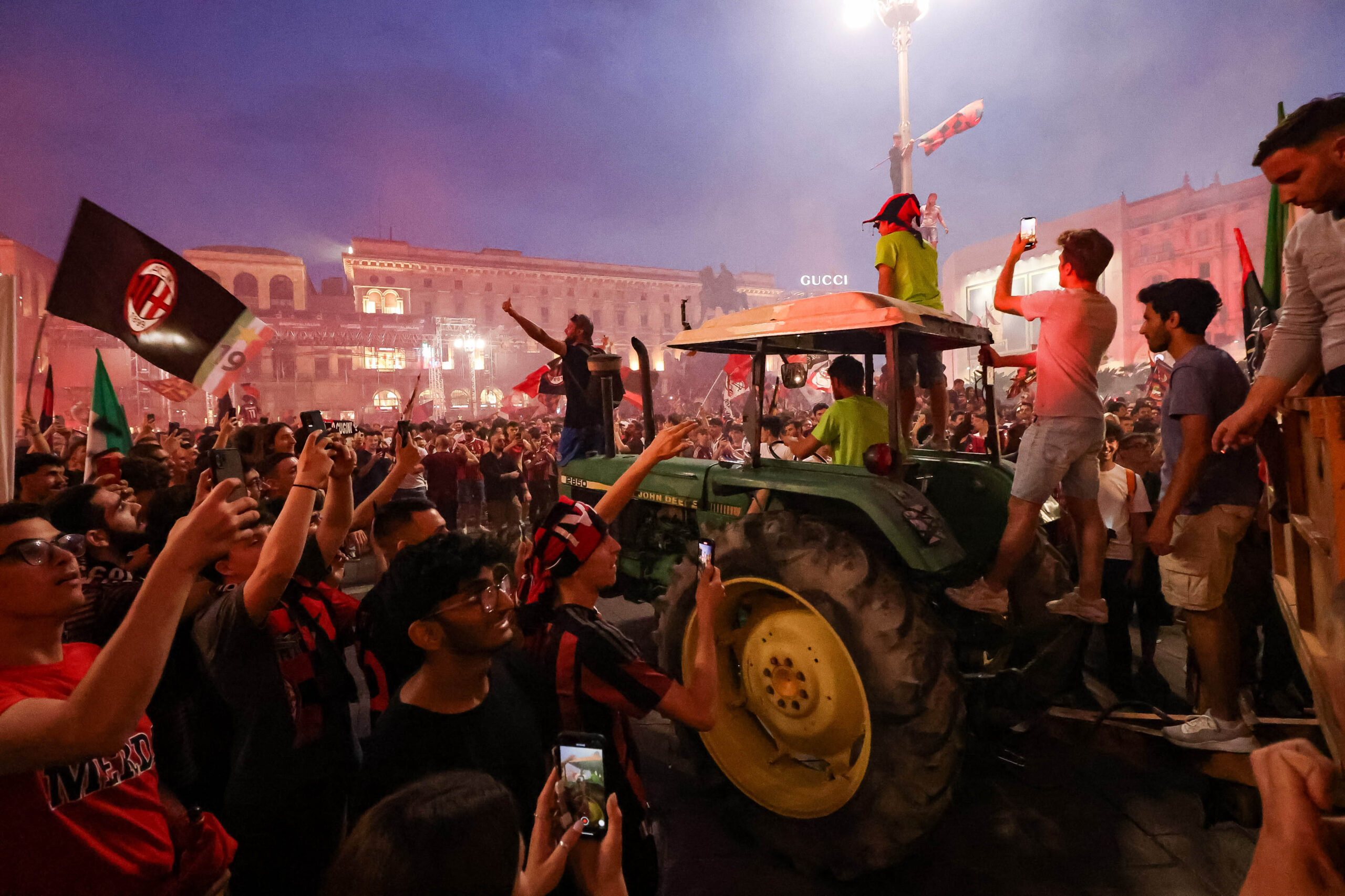 Delirio a Milano per lo scudetto del Milan – FOTOGALLERY