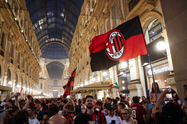 Delirio a Milano per lo scudetto del Milan – FOTOGALLERY