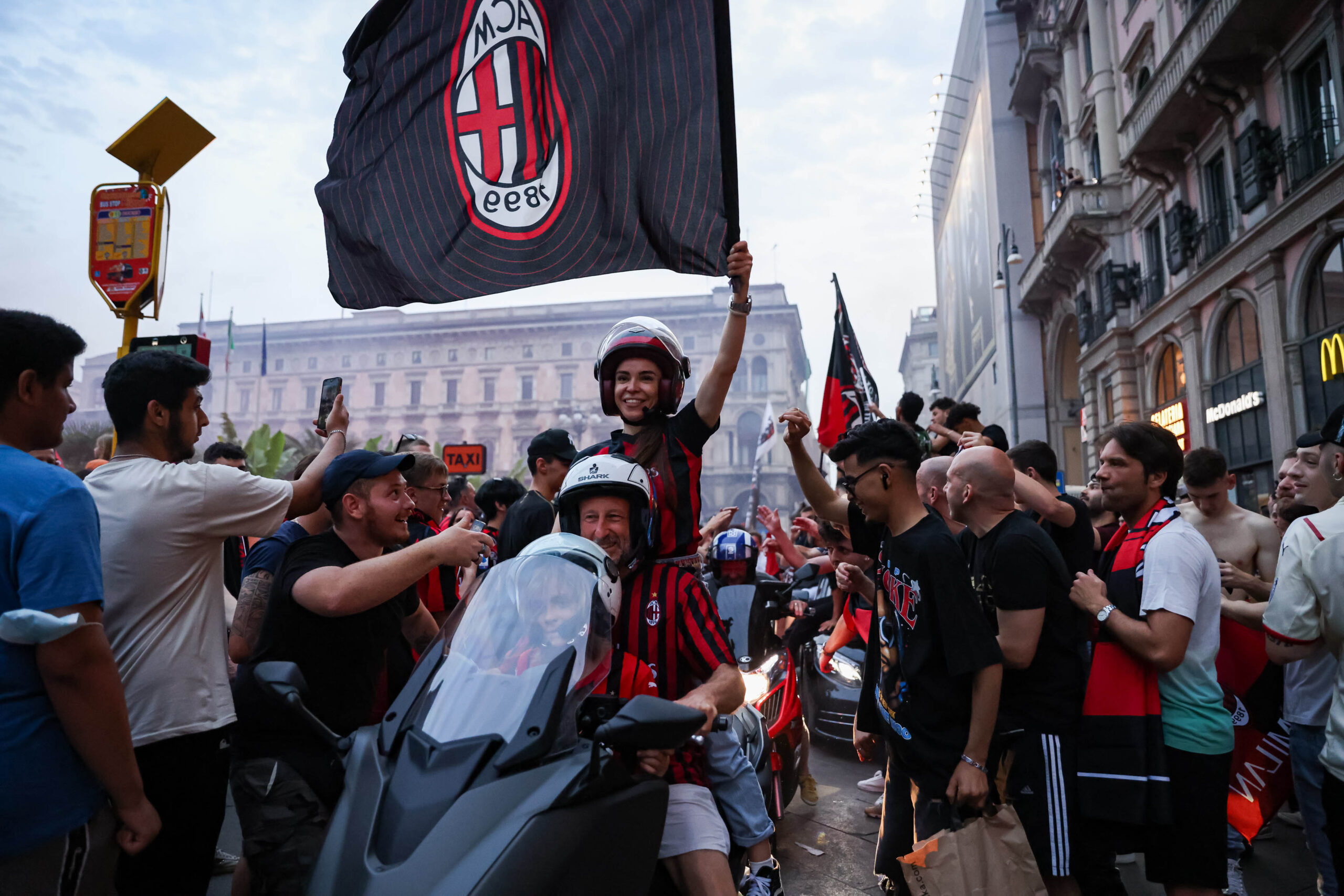 Delirio a Milano per lo scudetto del Milan – FOTOGALLERY