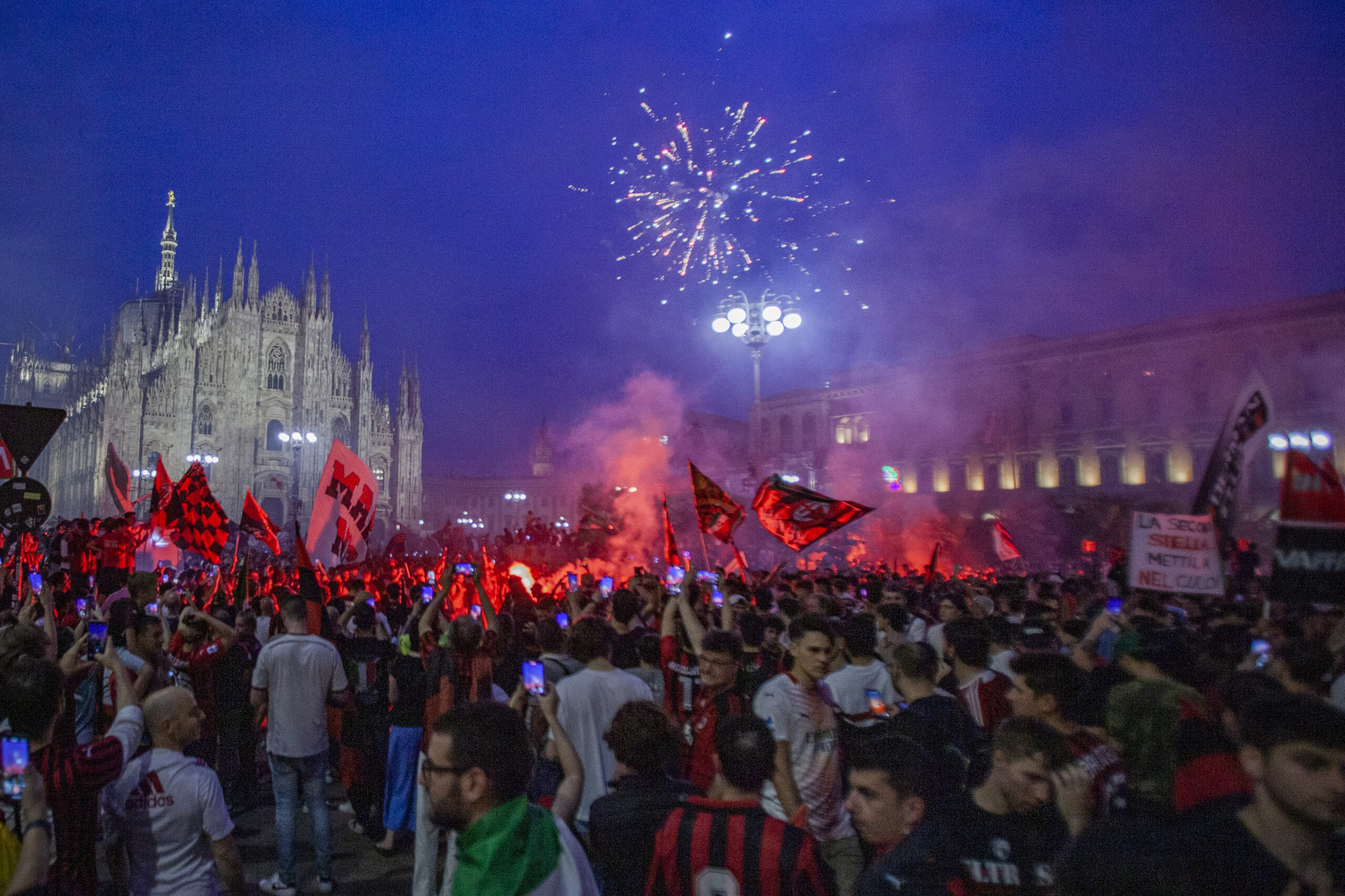 Delirio a Milano per lo scudetto del Milan – FOTOGALLERY