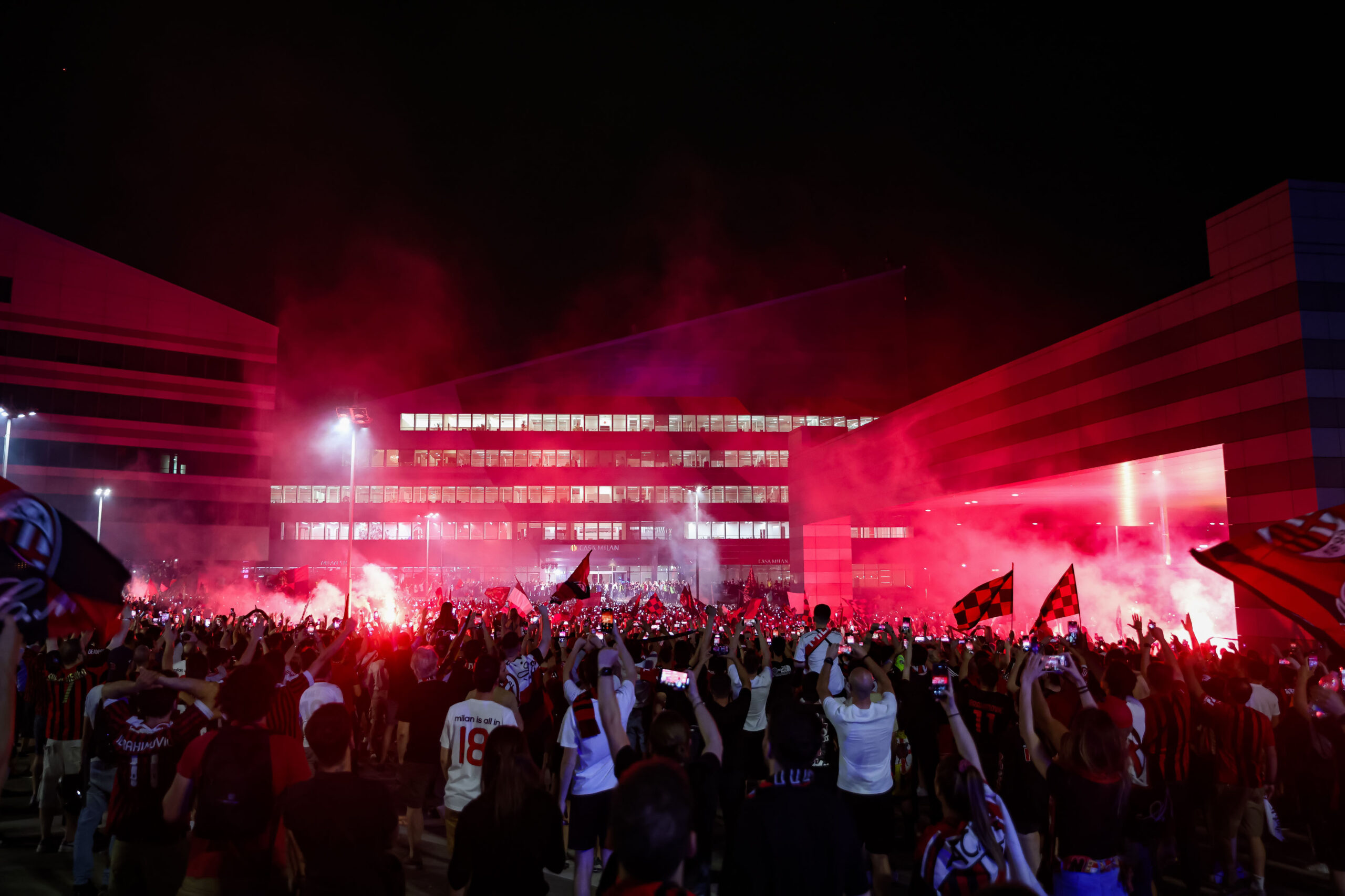 Delirio a Milano per lo scudetto del Milan – FOTOGALLERY