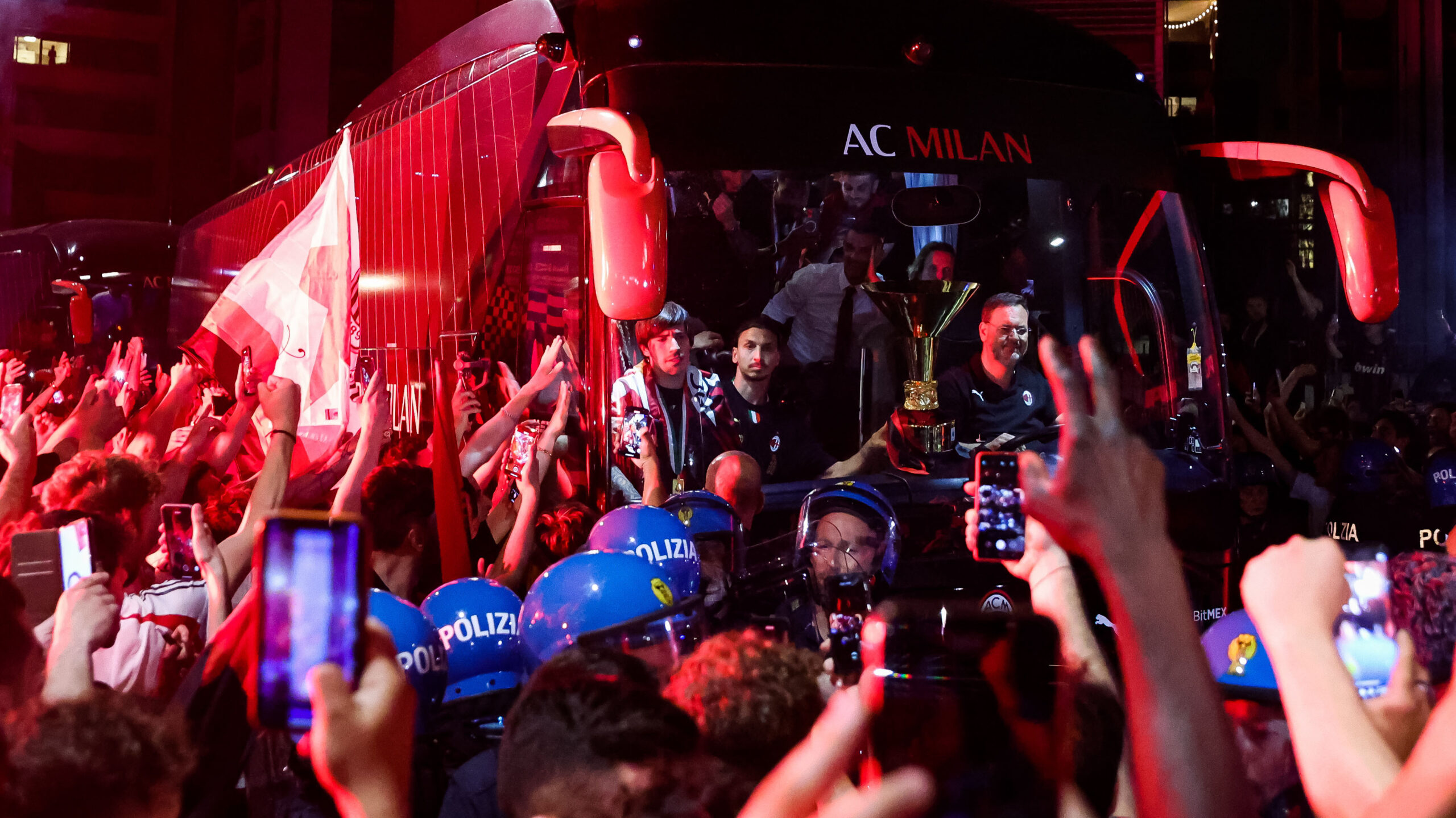 Delirio a Milano per lo scudetto del Milan – FOTOGALLERY