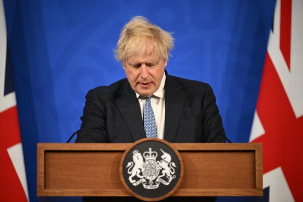 Regno Unito: Johnson umiliato da rapporto partygate ma insiste, vado avanti