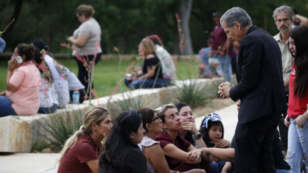 Sparatoria in una scuola elementare del Texas, uccisi 19 studenti