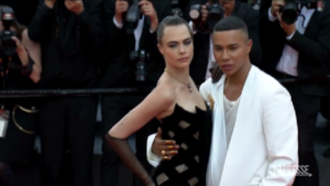 Cannes, Bella Hadid e Cara Delevingne sfilano sul red carpet