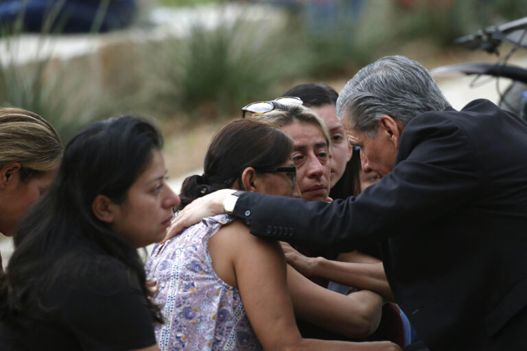 Sparatoria in una scuola del Texas, morti 19 bambini e 2 insegnanti – FOTOGALLERY