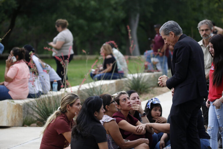 Sparatoria in una scuola del Texas, morti 19 bambini e 2 insegnanti – FOTOGALLERY