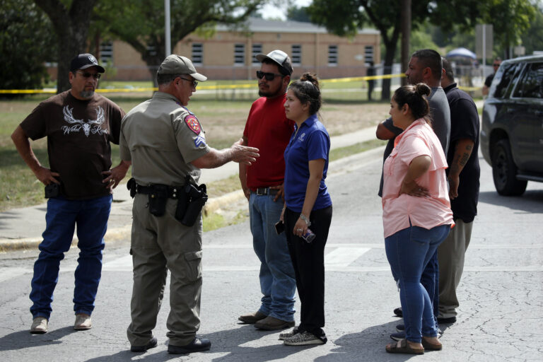 Sparatoria in una scuola del Texas, morti 19 bambini e 2 insegnanti – FOTOGALLERY