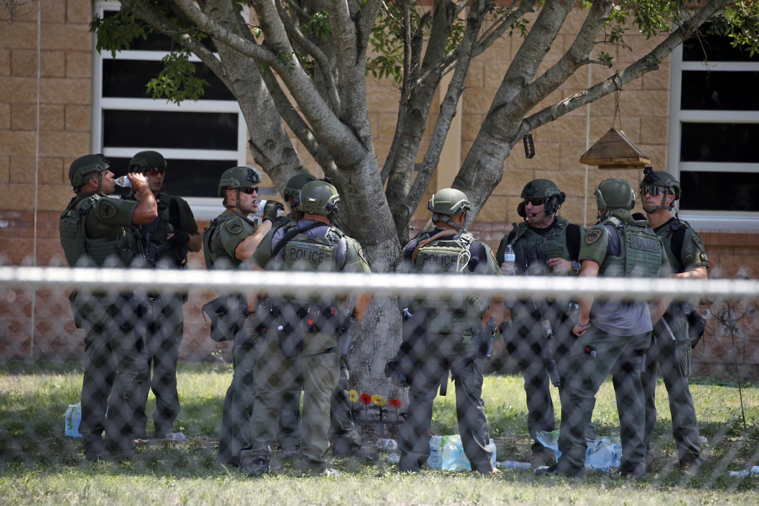 Sparatoria in una scuola del Texas, morti 19 bambini e 2 insegnanti – FOTOGALLERY