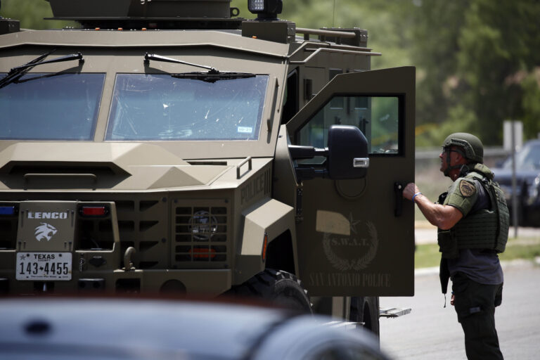 Sparatoria in una scuola del Texas, morti 19 bambini e 2 insegnanti – FOTOGALLERY